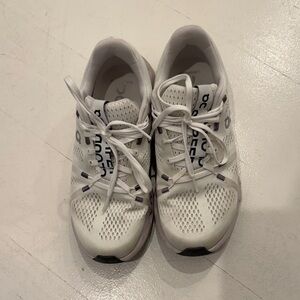Women’s on cloud, cloud surfer sneakers, size 8, used condition
